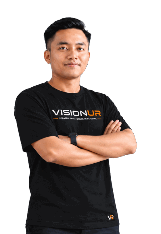 Wahyu Nur Iman berpose dengan tangan bersilang memakai kaos VISIONUR